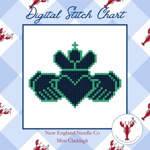 Puede incluir: Gráfico de punto de cruz digital con un diseño Claddagh pixelado en azul marino y verde. El símbolo de Claddagh, con un corazón, manos y corona, está centrado en un cuadrado blanco. El texto "New England Needle Co Mini Claddagh" está debajo.