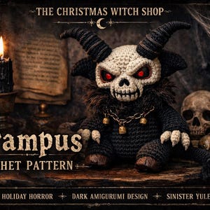 Może przedstawiać: Szydełkowa lalka Krampus z czaszką, rogami i czerwonymi oczami, część wzoru na szydełku. Lalka jest ciemna z futrzanym kołnierzem i łańcuchem z dzwoneczkami. Tekst brzmi "THE CHRISTMAS WITCH SHOP" i "Krampus CROCHET PATTERN".