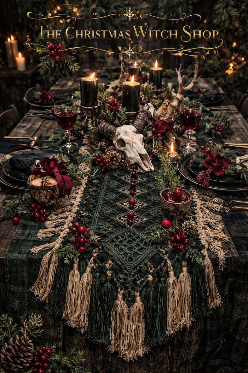 K&ouml;nnte beinhalten: Festlich gedeckter Tisch mit dunkelgr&uuml;nem Makramee-Tischl&auml;ufer, verziert mit roten Beeren, Tannenzapfen und Kerzen. Das Herzst&uuml;ck ist ein Sch&auml;del und Geweih, die ein gotisches Weihnachtsthema schaffen. Der Text "The Christmas Witch Shop" ist oben zu sehen.