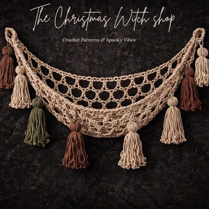 Może przedstawiać: Beżowa makrama ścienna z wieloma frędzlami w odcieniach brązu i zieleni. Tekst "The Christmas Witch shop" i "Crochet Patterns & Spooky Vibes" jest napisany czcionką skryptową.