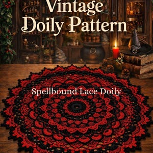 Puede incluir: Un patrón de tapete vintage con el texto "Vintage Doily Pattern" y "Spellbound Lace Doily". El tapete es un diseño circular en rojo y negro, con un patrón de encaje detallado. El fondo presenta un entorno de tienda de brujas navideñas.