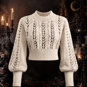 Könnte beinhalten: Cremefarbener Strickpullover mit Stehkragen und langen, voluminösen Ärmeln. Der Pullover hat ein strukturiertes, offenes Webmuster an den Ärmeln und am Oberteil, mit gerippten Bündchen und Saum. Der Cropped-Stil verleiht diesem gemütlichen Kleidungsstück eine moderne Note.