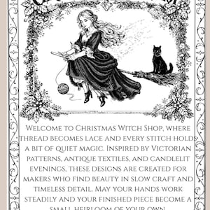 K&ouml;nnte beinhalten: Ein illustriertes Schild f&uuml;r "The Christmas Witch Shop" zeigt eine Frau auf einem Besen mit einer schwarzen Katze. Das Schild enth&auml;lt Text &uuml;ber viktorianische Muster und langsames Handwerk, mit einem floralen Rahmen.