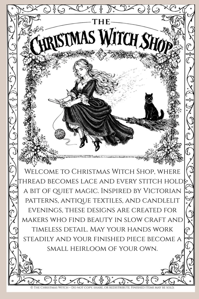 K&ouml;nnte beinhalten: Ein illustriertes Schild f&uuml;r "The Christmas Witch Shop" zeigt eine Frau auf einem Besen mit einer schwarzen Katze. Das Schild enth&auml;lt Text &uuml;ber viktorianische Muster und langsames Handwerk, mit einem floralen Rahmen.