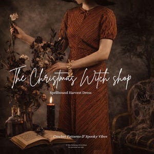 Puede incluir: Un vestido a rayas naranja y marrón con mangas cortas. El texto "The Christmas Witch shop" está escrito en cursiva. Las palabras "Spellbound Harvest Dress" están debajo. Una vela encendida y un libro abierto están en primer plano.