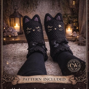 Puede incluir: Calcetines de pantuflas de ganchillo negros con caras de gato, lazos y un puño festoneado. Los calcetines tienen orejas de gato con detalles morados y detalles bordados dorados. El texto de la imagen dice "The Christmas Witch Shop" y "Witchy Familiar Slipper Socks".