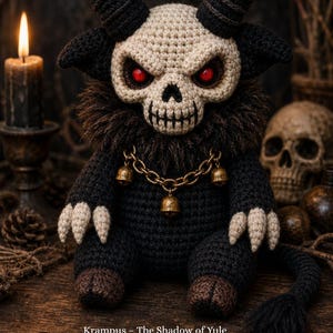 Könnte beinhalten: Gehäkelte Krampus-Puppe mit schädelähnlichem Gesicht, roten Augen und schwarzen Hörnern. Sie hat einen Fellkragen, eine goldene Kette mit Glocken und schwarzes Fell. Die Puppe sitzt auf einer Holzoberfläche. Der Text auf dem Bild lautet "Krampus - The Shadow of Yule" und "The Christmas Witch shop."