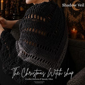 Op de afbeelding: Een donkergrijze gehaakte sjaal met open details, getiteld "Shadow Veil Shawl". De sjaal maakt deel uit van de collectie "The Christmas Witch shop", die haakpatronen en spookachtige vibes aanbiedt. De afbeelding toont brandende kaarsen.