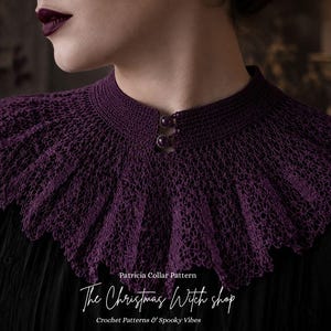 Könnte beinhalten: Ein tiefvioletter gehäkelter Kragen mit gerüschtem Rand und zwei dekorativen Knöpfen. Der Kragen wird über einem schwarzen Kleidungsstück getragen. Der Text "Patricia Collar Pattern" und "The Christmas Witch shop" sind sichtbar.