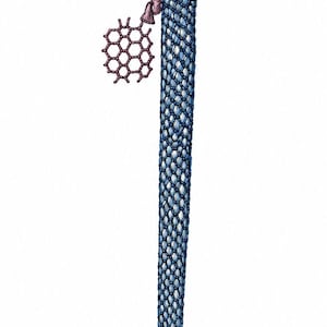 Peut inclure: Un parapluie fermé avec une poignée en bois marron et une housse en crochet bleu clair texturé. Une petite breloque hexagonale violette est suspendue par un cordon fin près du haut. Le texte "The Christmas Witch shop" et "Crochet Patterns & Spooky Vibes" figure en dessous.