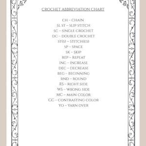 K&ouml;nnte beinhalten: Eine H&auml;kel-Abk&uuml;rzungs-Tabelle mit dekorativem Rand. Die Tabelle listet Abk&uuml;rzungen wie CH f&uuml;r Kette, SC f&uuml;r feste Masche und DC f&uuml;r Doppelst&auml;bchen auf. Der Text ist schwarz auf cremefarbenem Hintergrund.