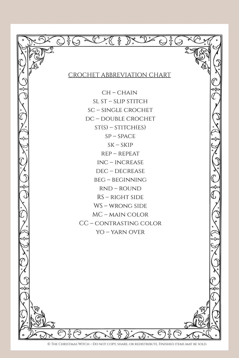 K&ouml;nnte beinhalten: Eine H&auml;kel-Abk&uuml;rzungs-Tabelle mit dekorativem Rand. Die Tabelle listet Abk&uuml;rzungen wie CH f&uuml;r Kette, SC f&uuml;r feste Masche und DC f&uuml;r Doppelst&auml;bchen auf. Der Text ist schwarz auf cremefarbenem Hintergrund.