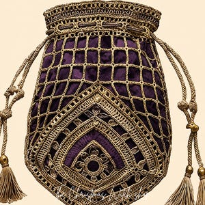 Pode incluir: Uma bolsa com cordão apresentando um interior de tecido roxo profundo envolto em uma intrincada rede de crochê dourada. A bolsa inclui um painel decorativo de crochê dourado com motivos florais e dois longos cordões trançados dourados com borlas.