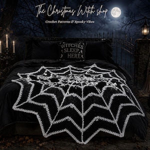 Puede incluir: Una manta de ganchillo con forma de telaraña en blanco y negro sobre una cama negra. La manta tiene un patrón en zigzag con bordes blancos. La imagen incluye el texto "The Christmas Witch shop" y "Crochet Patterns & Spooky Vibes."