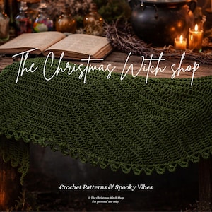 Puede incluir: Un chal de ganchillo verde oscuro con un borde festoneado está drapeado sobre una superficie de madera. El texto "The Christmas Witch shop" está escrito en la parte superior. La imagen tiene un tema espeluznante y de brujas con velas, libros y calabazas.