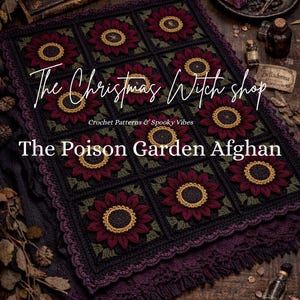 Puede incluir: Un afgano tejido a crochet con un diseño floral de girasoles burdeos y dorados sobre un fondo negro. El afgano tiene un borde decorativo y se muestra el texto "The Poison Garden Afghan".