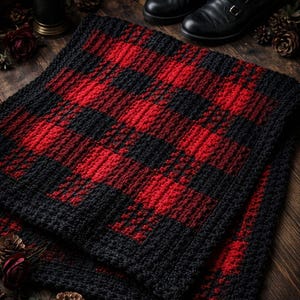 Puede incluir: Una manta rectangular de ganchillo con un patrón de cuadros rojos y negros. El texto en la parte inferior dice "The Christmas Witch shop" seguido de "Crochet Patterns & Spooky Vibes" en una fuente blanca cursiva y sans-serif.