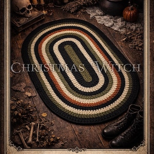 Puede incluir: Una alfombra ovalada de ganchillo con un patrón de rayas en negro, verde oliva, beige y naranja. La alfombra está sobre una superficie de madera, con el texto "CHRISTMAS WITCH" y "Crocheted Rug Pattern" visibles. La alfombra es un PDF de inspiración vintage.