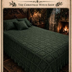 Pode incluir: Padrão de colcha Prairie Flower verde escuro em uma cama com travesseiros combinando. A colcha e os travesseiros têm um design floral detalhado. A imagem é emoldurada com bordas decorativas e texto que diz "The Christmas Witch Shop."