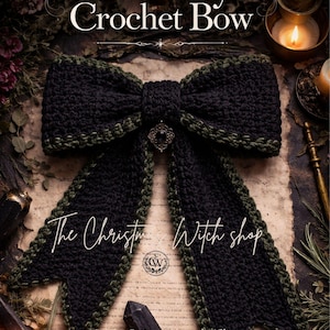 Puede incluir: Un lazo negro de ganchillo con ribete verde y una pieza central decorativa. La imagen incluye el texto "Witchy Crochet Bow" y "The Christmas Witch shop".