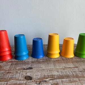 Vintage Tupperware Glockenbecher - Grundfarben Rot Gelb Grün Blau - Klassische stapelbare 210 ml Saftbecher #109 - Retro Kinderbecher aus den 1970er Jahren