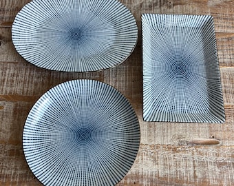 Servierteller-Set aus blau-weißem japanischem Porzellan mit geometrischem, strahlenförmigem Muster, bestehend aus Sushi- und Vorspeisentellern, ovalen, runden und rechteckigen Schalen.