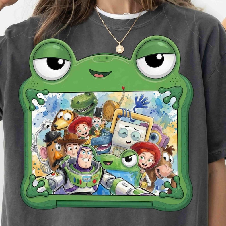 Personajes de Toy Story 5 PNG, imágenes prediseñadas de Woody, Buzz y Jessie, tienes un amigo en mí PNG, ropa de Disney del oeste, camiseta gráfica divertida de vaquero PNG imagen 9