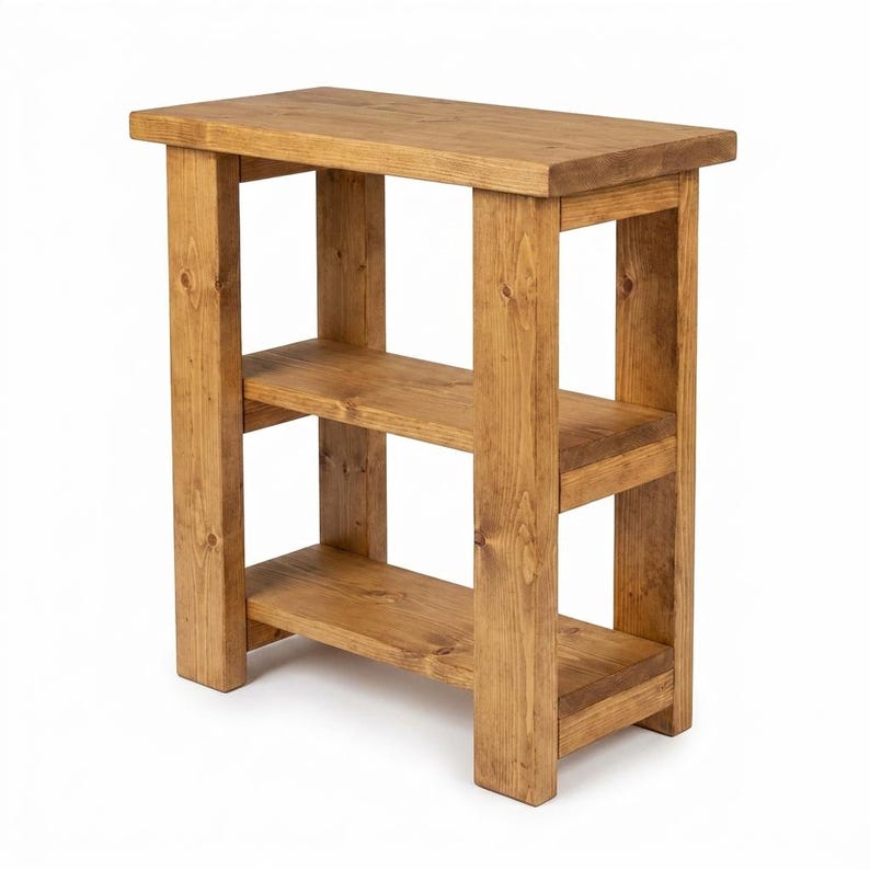 Peut inclure: Une &eacute;tag&egrave;re rectangulaire en bois avec une finition naturelle en grain de bois brun moyen. Le meuble se compose d'une surface sup&eacute;rieure plate soutenue par quatre montants verticaux &eacute;pais, avec deux &eacute;tag&egrave;res horizontales suppl&eacute;mentaires.