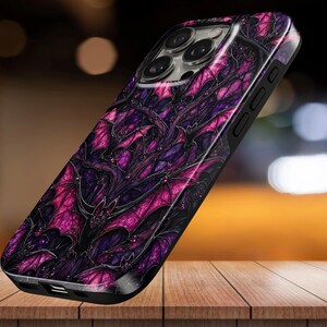 Op de afbeelding: Een smartphonehoesje met een herhalend patroon van vleermuizen met levendige magentakleurige vleugels en donkerpaarse lichamen. Het ontwerp bedekt de achterkant en zijkanten van het hoesje, inclusief uitsparingen voor de camera en knoppen.