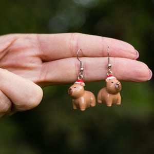Weihnachts-Capybara Ohrringe – süße Statement Ohrringe mit Weihnachtsmützen | Weihnachtsschmuck