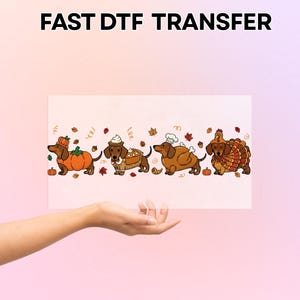 Puede incluir: Una hoja de transferencia DTF rectangular con el texto FAST DTF TRANSFER y cuatro perros salchicha marrones disfrazados para Acción de Gracias. Los perros llevan disfraces que parecen una calabaza, un pastel, un pavo asado y un pavo.