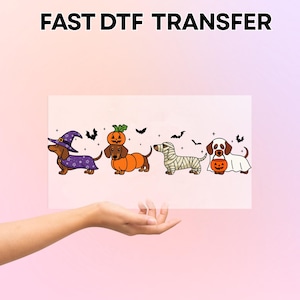 Peut inclure: Une feuille de transfert DTF illustrant quatre teckels en costume d'Halloween : un avec un chapeau de sorcière violet, un dans une citrouille, un en momie et un en fantôme tenant un seau citrouille, accompagnés de chauves-souris et d'étoiles.