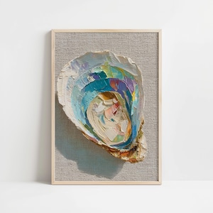Puede incluir: Pintura al óleo de una concha de ostra en un marco de madera. La obra presenta un interior texturizado y colorido con tonos de azul, morado, naranja y blanco. La concha se encuentra sobre un fondo gris neutro.