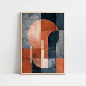 Puede incluir: Lámina de arte geométrico abstracto enmarcada en madera. La obra presenta un gran círculo naranja y formas curvas, con bloques rectangulares y cuadrados en tonos naranja, azul marino, gris y blanco. El fondo tiene un efecto texturizado similar a la acuarela.