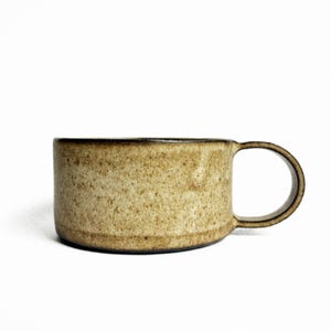 Taza de cerámica hecha a mano en arcilla de gres negro, taza de cerámica con asa ancha y corta, esmalte mate color crema mostaza, taza de café o té rústica para el nuevo hogar.