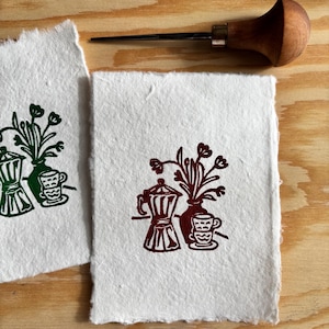 Linoleumsnitt med kaffe och blommor | Litet stillebenkonstverk (handgjort papper)