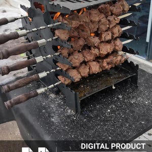 Può includere: Una griglia per barbecue in metallo nero con spiedini di carne cotta. La griglia ha un design unico con un vassoio sottostante. Le fiamme sono visibili, indicando che la carne è in cottura. L'immagine include anche il testo "DIGITAL PRODUCT".