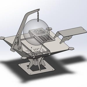 Könnte beinhalten: Ein Metall-Feuerstelle mit einzigartigem Design. Es verfügt über eine quadratische Basis, eine zentrale Feuerbox und einen schwenkbaren Kochrost, der an einem gebogenen Arm aufgehängt ist. Das Design umfasst dekorative Ausschnitte und einen Beistelltisch.