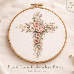 Op de afbeelding: Bloemen kruis borduurpatroon in een houten hoepel. Het kruis is versierd met roze, witte en lavendelkleurige bloemen en groene bladeren. De tekst "Floral Cross Embroidery Pattern" en "Little Sparrow Co." staan onderaan. Een digitaal PDF-patroon is beschikbaar.