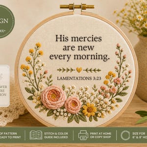 Pode incluir: Arte de bordado em bastidor com o texto "As suas misericórdias renovam-se a cada manhã. Lamentações 3:23." Apresenta bordados florais em rosa, amarelo e branco. Parte da coleção Wildflower Scripture.