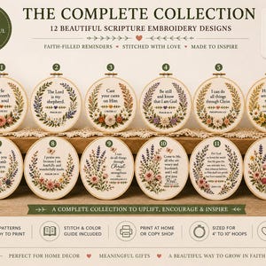 Puede incluir: Una colección de 12 diseños de bordado de escrituras en aros de madera. Cada diseño presenta elementos florales y citas inspiradoras. El texto "The Complete Collection" está en la parte superior, con texto sobre la fe y recordatorios. Los aros son para aros de 10 a 25 cm.