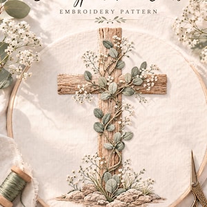 Op de afbeelding: Een borduurpatroon met een houten kruis versierd met eucalyptusranken en kleine witte bloemen. De tekst "Eucalyptus Vine Cross EMBROIDERY PATTERN" staat bovenaan. Het ontwerp bevindt zich in een borduurring, met een garenklos en een schaar.