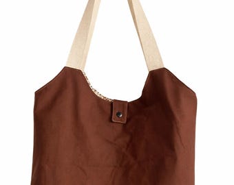 Bolsa de tecido marrom com forro floral.