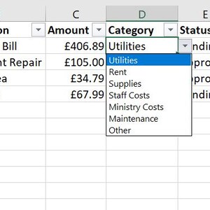 Könnte beinhalten: Ein Screenshot einer Tabelle mit Finanzdaten. Spalten umfassen Datum, Beschreibung, Betrag, Kategorie, Status und Notizen. Das Dropdown-Menü Kategorie ist geöffnet und zeigt Optionen wie Nebenkosten, Miete und Lieferungen an.