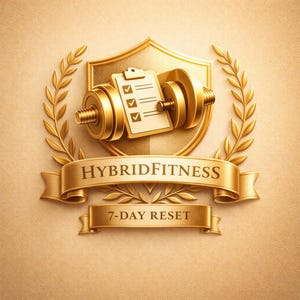 Può includere: Un emblema dorato con un manubrio e un elenco, su uno scudo e una corona d'alloro. Lo striscione recita "HybridFitness" e "7-Day Reset". Il design è in 3D, con una calda tonalità dorata.