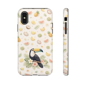 Könnte beinhalten: Eine weiße Handyhülle mit einem bunten Toucan-Design, umgeben von tropischen Früchten wie Ananas, Bananen und Wassermelone. Die Seite der Hülle zeigt ebenfalls das Fruchtmuster. Der Tukan sitzt auf einem Ast mit Blumen.