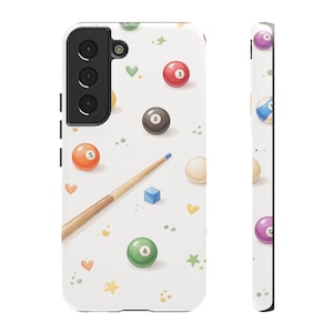 Puede incluir: Funda de teléfono blanca con un diseño caprichoso de billar. Presenta bolas de billar coloridas, un taco y formas dispersas de corazón y estrella. La vista lateral muestra el perfil de la funda.
