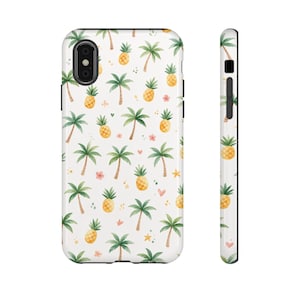 Könnte beinhalten: Weißes Handycase mit einem sich wiederholenden Muster aus Aquarell-Ananas, Palmen, rosa Blumen und kleinen Herzen. Das Case hat eine schwarze Kameralinse und schwarze Seitentasten.