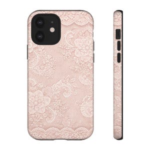 Könnte beinhalten: Handyhülle mit floralem Spitzendesign in Rosa und Weiß. Die Hülle hat ein detailliertes Muster aus Blumen, Blättern und Wirbeln mit einem schwarzen Rand. Die Seitenansicht zeigt das gleiche Spitzendesign.