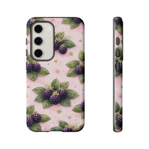 Könnte beinhalten: Eine Handyhülle mit rosa Hintergrund und einem Muster aus Brombeeren und grünen Blättern. Die Brombeeren sind tiefviolett und die Blätter leuchtend grün. Die Hülle hat einen Kameraausschnitt und Knöpfe an der Seite.